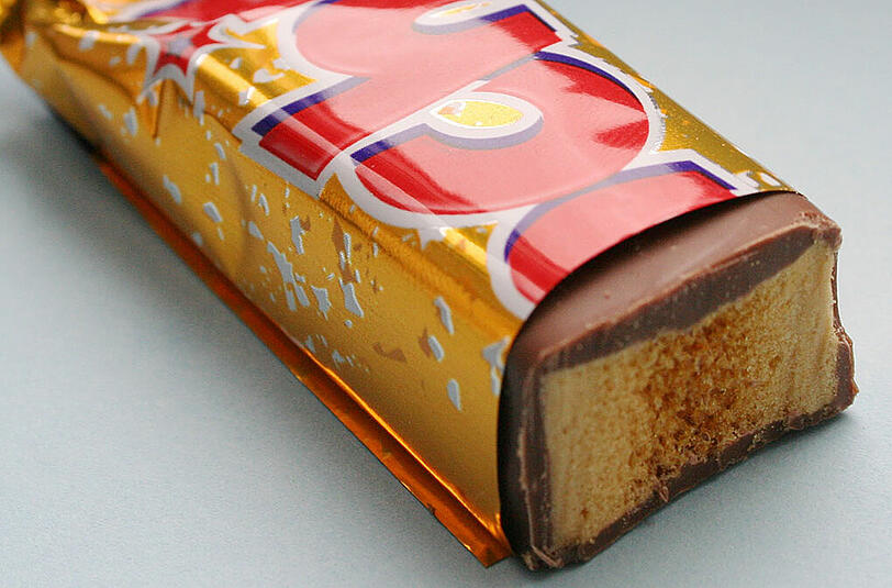 Ein solcher "Crunchie Bar" Schoko-Riegel wurde dem Autofahrer und seiner Mutter beinahe zum Verhängnis.