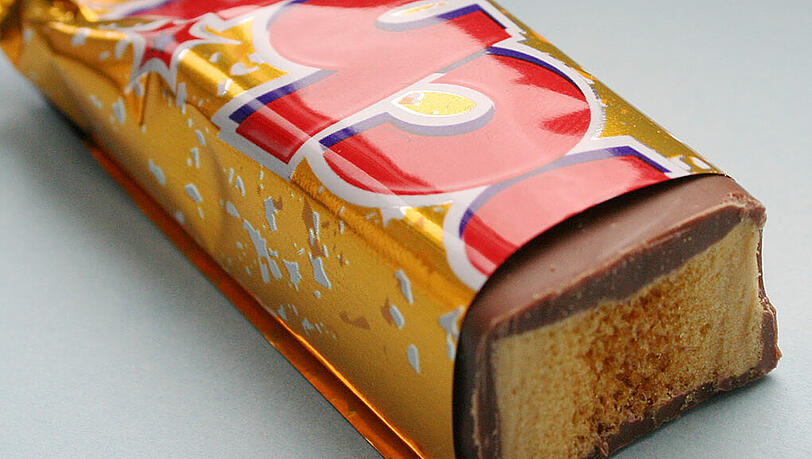 Ein solcher "Crunchie Bar" Schoko-Riegel wurde dem Autofahrer und seiner Mutter beinahe zum Verhängnis. Ein solcher "Crunchie Bar" Schoko-Riegel wurde dem Autofahrer und seiner Mutter beinahe zum Verhängnis.