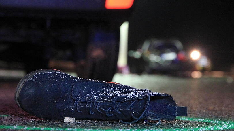 An der Unfallstelle fand die Polizei den Schuh des Opfers und ein Plüschherz.