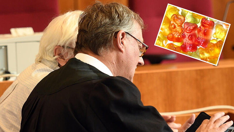 Der Angeklagte Heinrich Peter T. und sein Anwalt Thomas Ohm warten im Landgericht in Bonn auf den Beginn des Prozesses. Der angeklagte Rentner aus Dortmund soll Haribo, Kaufland und Lidl erpresst haben. Der Angeklagte Heinrich Peter T. und sein Anwalt Thomas Ohm warten im Landgericht in Bonn auf den Beginn des Prozesses. Der angeklagte Rentner aus Dortmund soll Haribo, Kaufland und Lidl erpresst haben.