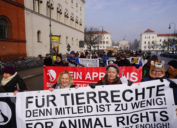 Hunderte Demonstranten setzten sich am Samstag für Zirkus ohne Tiere ein.