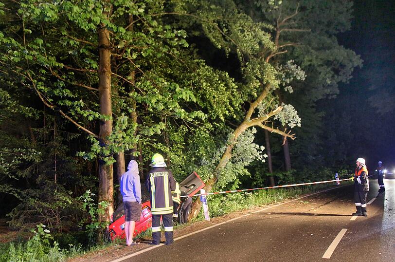 Ein mit vier Personen besetzter VW Cabrio wurde in der Nacht auf Freitag an einen Baum geschleudert. Die Bilder vom Einsatz.