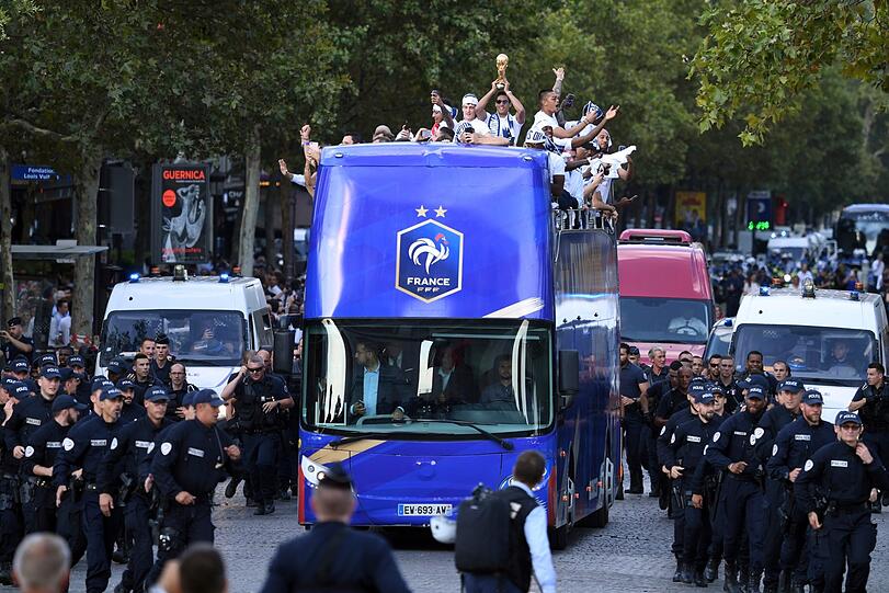 Hunderttausende feierten am Montag die Fußball-Weltmeister nach ihrer Ankunft auf den Pariser Champs-Élysées.