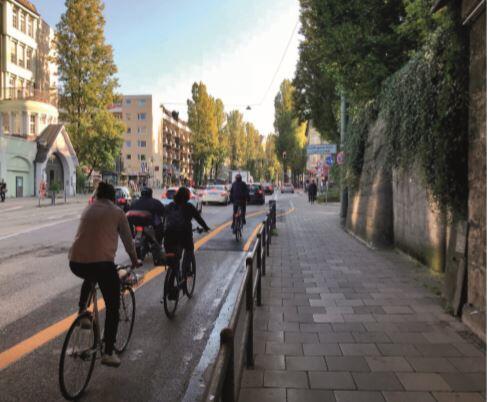 Mit einer gelbem Markierung ist die neue Radspur an der Lindwurmunterführung auf der Fahrbahn gekennzeichnet.