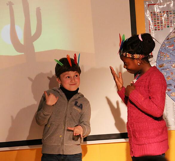 Im wilden Wilden Westen treffen die Kinder Indianer.