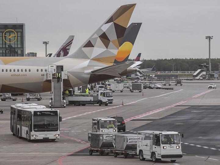 Passagiermaschinen stehen auf dem Vorfeld von Terminal 1 des Frankfurter Flughafens. Nach der Sichtung einer Drohne war der Flugverkehr am Morgen für etwa eine Stunde eingestellt worden.