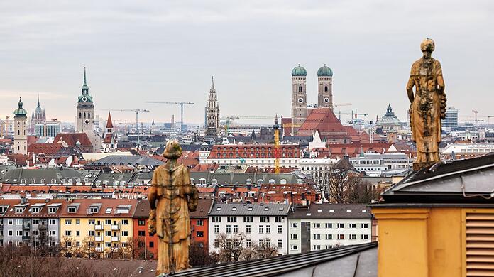 Die Figuren auf dem Landtagsdach sind vor der Altstadt von München zu sehen.