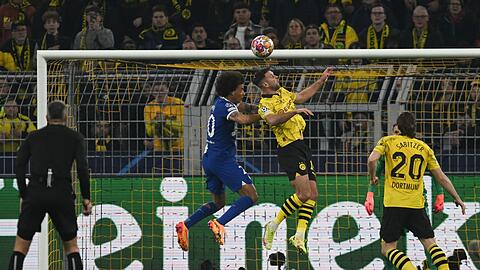BVB-Stürmer Niclas Füllkrug (M) im Kopfballduell mit dem Ex-Dortmunder Axel Witsel (l).