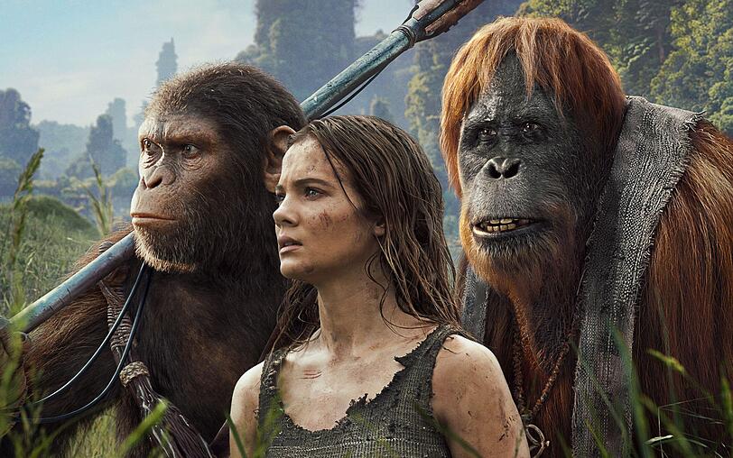 Schimpanse Noa (links) glaubt, dass Affen und Menschen doch friedlich koexistieren können. So stellen er und Orang-Utan Raka die junge Mae (Freya Allan) unter ihren Schutz. Schimpanse Noa (links) glaubt, dass Affen und Menschen doch friedlich koexistieren können. So stellen er und Orang-Utan Raka die junge Mae (Freya Allan) unter ihren Schutz.