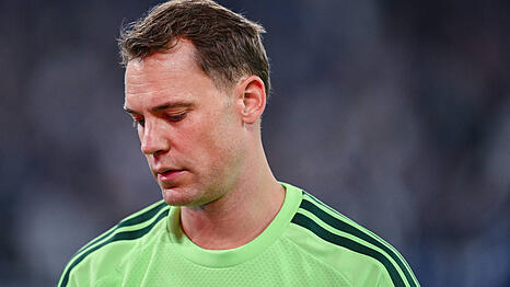 Geknickt in Gelsenkirchen: Bei seiner wohl letzten R&uuml;ckkehr in die Veltins-Arena wird Manuel Neuer von den Schalke-Fans &uuml;bel beleidigt.