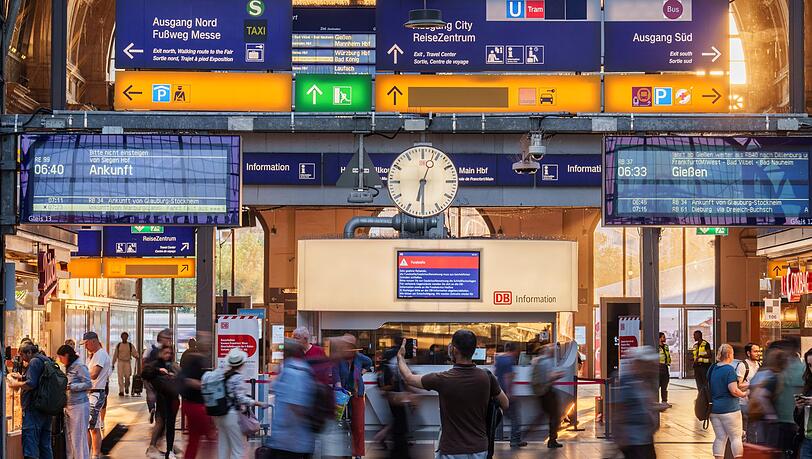 Eine Durchsage schreckte am Freitag die Passanten etwa am Frankfurter Hauptbahnhof auf. (Archivbild) Eine Durchsage schreckte am Freitag die Passanten etwa am Frankfurter Hauptbahnhof auf. (Archivbild)