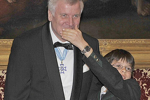 Keine Angst vor großen Tieren: Felix Finkbeiner (12) beim Neujahrsempfang mit Ministerpräsident Horst Seehofer.