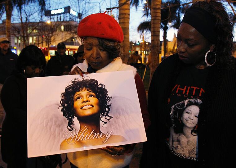 Die Leiche der Popsängerin Whitney Houston wurde am Montag in ihre Heimat New Jersey überführt, wo die Sängerin im Kreise ihrer Familie beigesetzt werden soll. Die Trauer in Houstons Fangemeinde über den plötzlichen Tod der Ausnahmekünstlerin ist groß - die Bilder.