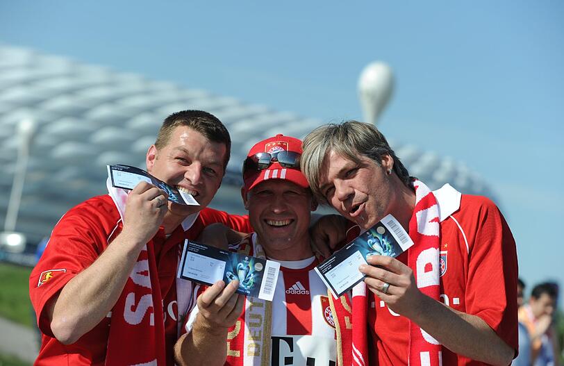 Der Countdown läuft: Die Fans machen sich auf zur Arena.