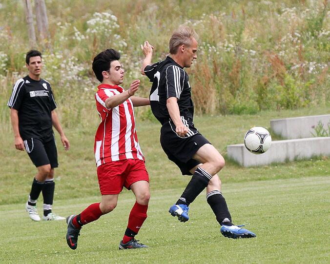 3. Runde bei den AZ-Freizeitkickern: eine Szene aus dem Spiel Maccabi Munich Legends gegen SchlussMitLustig.