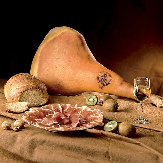 Schlemmen wie in Italien: im exklusiven Pop-Up Store Prosciutto di San Daniele und Weißweine aus Friaul&ndash;Julisch Venetien.