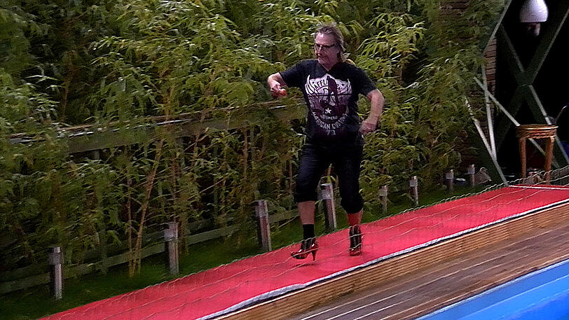 Männer in Stöckelschuhen, Fancy verlässt das Haus und Königin Marijke versammelt ihre Tafelrunde. Weitere Bilder von Tag 13 im Big Brother Haus.
