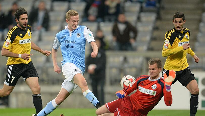 Szene aus dem Löwen-Heimspiel gegen den VfR Aalen: Beim 1:1 am 20. März kämpfte Jannik Bandowski (2.v.l.) mit VfR-Torwart Daniel Bernhardt (2.v.r.) um den Ball. Szene aus dem Löwen-Heimspiel gegen den VfR Aalen: Beim 1:1 am 20. März kämpfte Jannik Bandowski (2.v.l.) mit VfR-Torwart Daniel Bernhardt (2.v.r.) um den Ball.