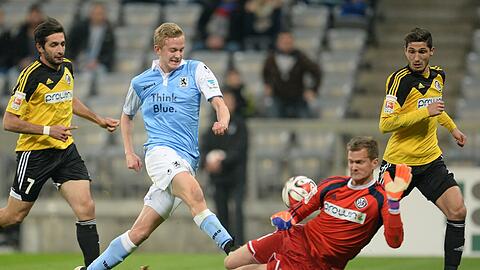 Szene aus dem Löwen-Heimspiel gegen den VfR Aalen: Beim 1:1 am 20. März kämpfte Jannik Bandowski (2.v.l.) mit VfR-Torwart Daniel Bernhardt (2.v.r.) um den Ball.