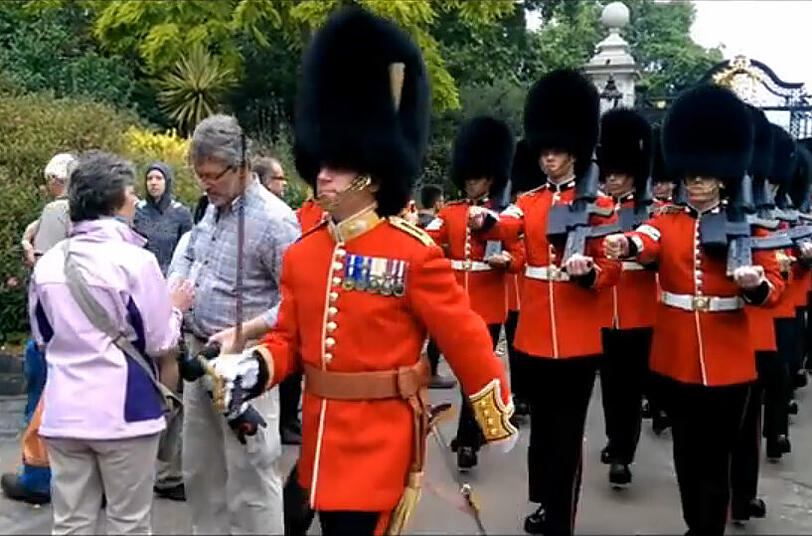 Wenn die Leibwache der Queen kommt, sollte man besser Platz machen.