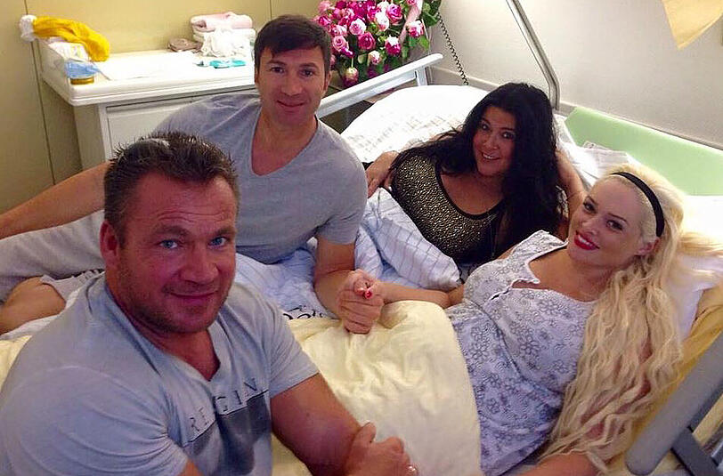 Daniela Katzenberger mit Mutter Iris, Stiefvater Peter und Lucas Cordalis im Wochenbett