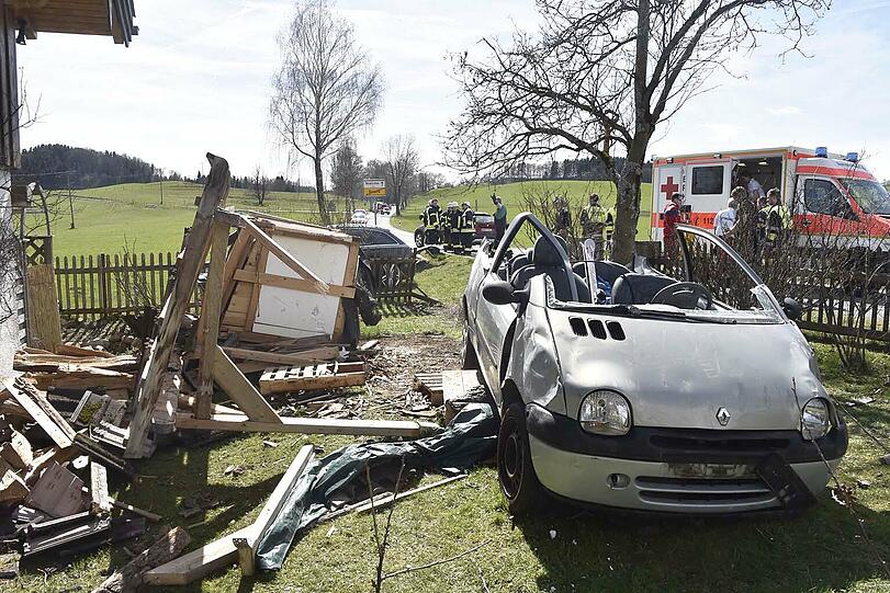 Der Twingo krachte durch den Gartenzaun und kam im Vorgarten zum Stehen.