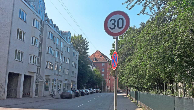 Bleibt erhalten: Tempo 30 in der Oettingenstraße. Bleibt erhalten: Tempo 30 in der Oettingenstraße.