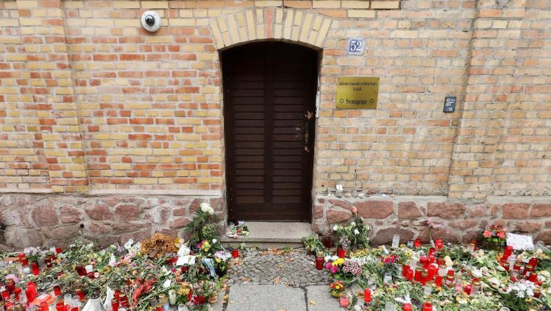 Nur noch ein schmaler Weg führt zwischen den Blumen und Kerzen zur Tür der Synagoge Halle. Nur noch ein schmaler Weg führt zwischen den Blumen und Kerzen zur Tür der Synagoge Halle.