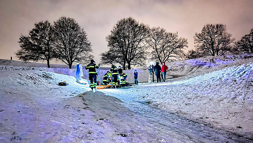 Einsatzkräfte der Feuerwehr am Unfallort im Olympiapark.