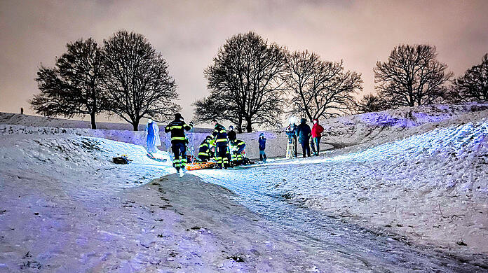 Einsatzkräfte der Feuerwehr am Unfallort im Olympiapark.
