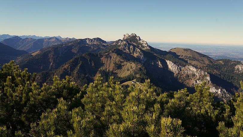 Schön anzuschauen: der Blick von der Hochplatte auf den populären Nachbarn, die Kampenwand. Schön anzuschauen: der Blick von der Hochplatte auf den populären Nachbarn, die Kampenwand.