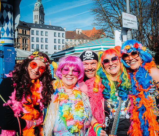 Die zwei Hippies Michaela und Sandra (ganz rechts) wollen heute durch die Kneipen ziehen.