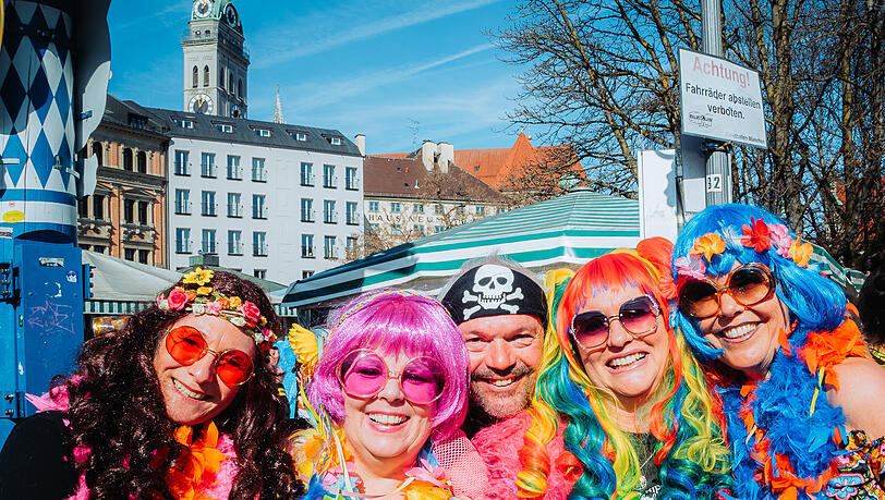 Die zwei Hippies Michaela und Sandra (ganz rechts) wollen heute durch die Kneipen ziehen. Die zwei Hippies Michaela und Sandra (ganz rechts) wollen heute durch die Kneipen ziehen.