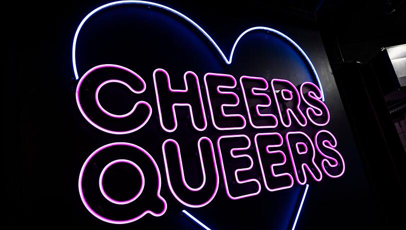 Im Club "SchwuZ" in Berlin-Neukölln steht in leuchtenden Buchstaben "Cheers Queers". (Archivbild)