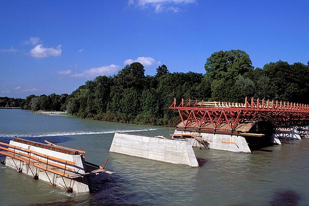 Die Tierparkbr&uuml;cke im Bau um 1990.