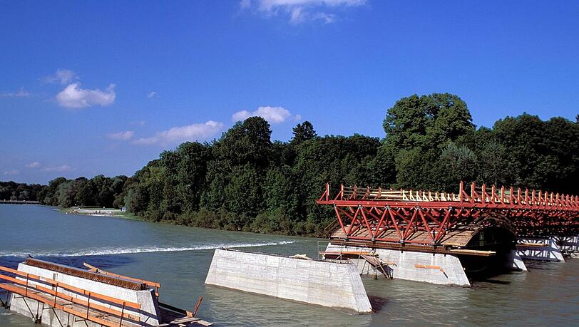 Die Tierparkbr&uuml;cke im Bau um 1990.