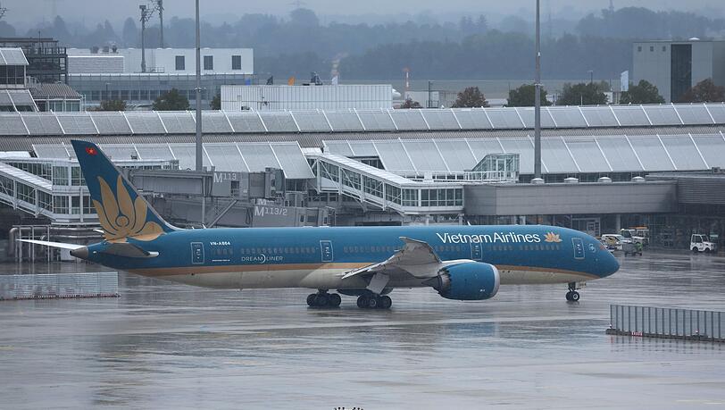 Die Passagiere der Vietnam Airlines müssen auf ihren Abflug warten. Die Passagiere der Vietnam Airlines müssen auf ihren Abflug warten.