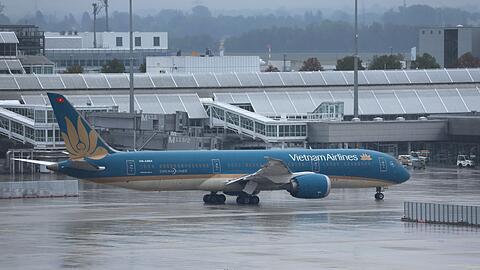 Die Passagiere der Vietnam Airlines m&uuml;ssen auf ihren Abflug warten.