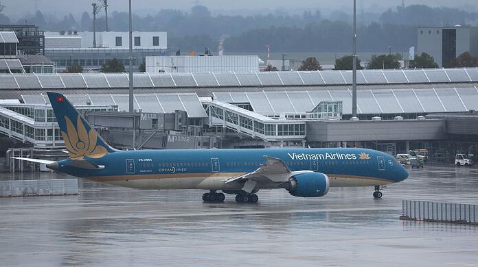 Die Passagiere der Vietnam Airlines m&uuml;ssen auf ihren Abflug warten.