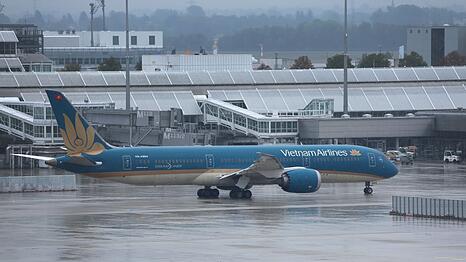 Die Passagiere der Vietnam Airlines m&uuml;ssen auf ihren Abflug warten.