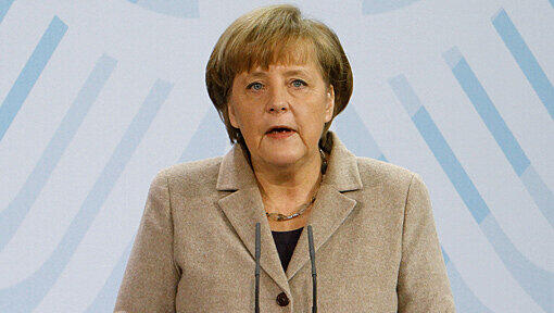 Bundeskanzlerin Angela Merkel (CDU): "Ich habe die Erklärung des Bundespräsidenten mit größtem Respekt
und ganz persönlich auch mit tiefem Bedauern zur Kenntnis genommen. Er und seine Frau Bettina haben dieses Land, die Bundesrepublik Deutschland, im In- und Ausland würdig vertreten." Bundeskanzlerin Angela Merkel (CDU): "Ich habe die Erklärung des Bundespräsidenten mit größtem Respekt
und ganz persönlich auch mit tiefem Bedauern zur Kenntnis genommen. Er und seine Frau Bettina haben dieses Land, die Bundesrepublik Deutschland, im In- und Ausland würdig vertreten."