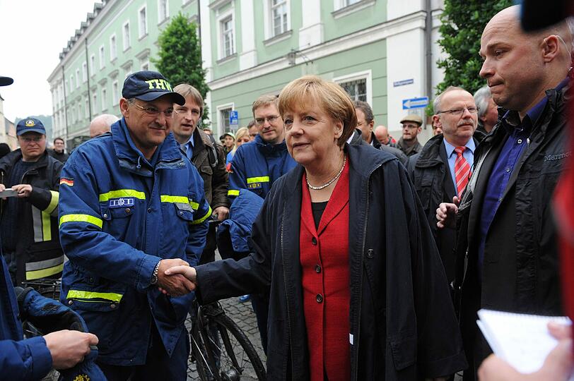 Angela Merkel (CDU) und Horst Seehofer (CSU) besuchen das überflutete Passau. Den Hochwasser-Opfern wurde schnelle Hilfe zugesichert.
