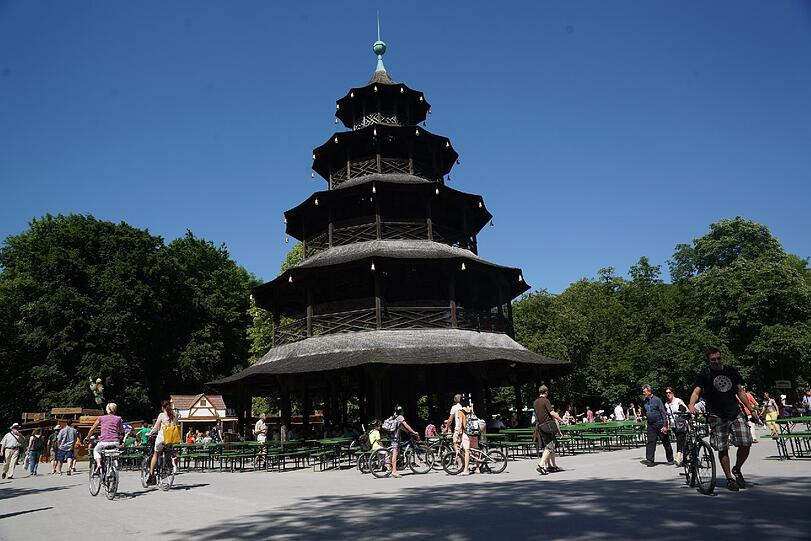 Der Sommer ist da und Münchens Bürger stürmen in den Englischen Garten! Sehen Sie hier die Bilder!