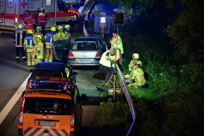 Unfall-Drama auf der A8 bei Grabenstätt: Eine französische Familie kracht mit ihrem Auto in ein Pannen-Auto. Bei dem Crash entsteht ein Trümmerfeld mit einer Länge von 300 Metern. Die Insassen kommen in die Klinik. Die Bilder...