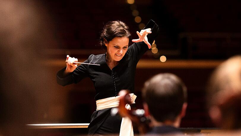Oksana Lyniv dirigiert das Landesjugendorchester. Oksana Lyniv dirigiert das Landesjugendorchester.