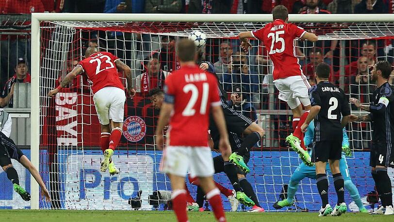 Erstmals seit neun Jahren beendete der FC Bayern eine Spielzeit wieder ohne Heimniederlage. 13 Siege und vier Unentschieden bei 55:9 Toren lautete die Bilanz in der Allianz Arena. Zuletzt gelang dies in der Saison 2007/2008 unter Trainer Ottmar Hitzfeld (zwölf Siege, fünf Remis). Die letzten Heimniederlagen quittierte der FC Bayern beim 1:2 gegen Real Madrid im Hinspiel des Champions-League-Viertelfinales - hier wuchtet Arturo Vidal (links) die Kugel zum 1:0 in die Maschen - und zwei Wochen später am 26. April beim 2:3 im Pokal-Halbfinale gegen Borussia Dortmund.