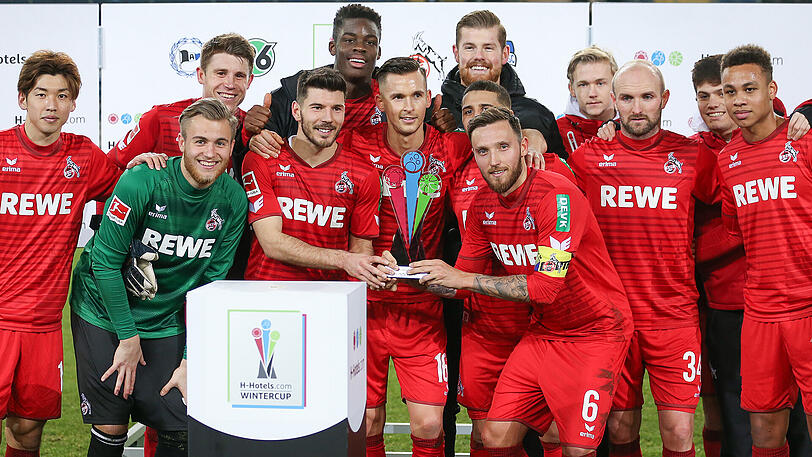 Auch mal in Siegerpose: Der Kölner Marco Höger (Mitte, rechts) nimmt beim Blitzturnier in Bielefeld den Siegerpokal entgegen und feiert mit seinen Teamkollegen.