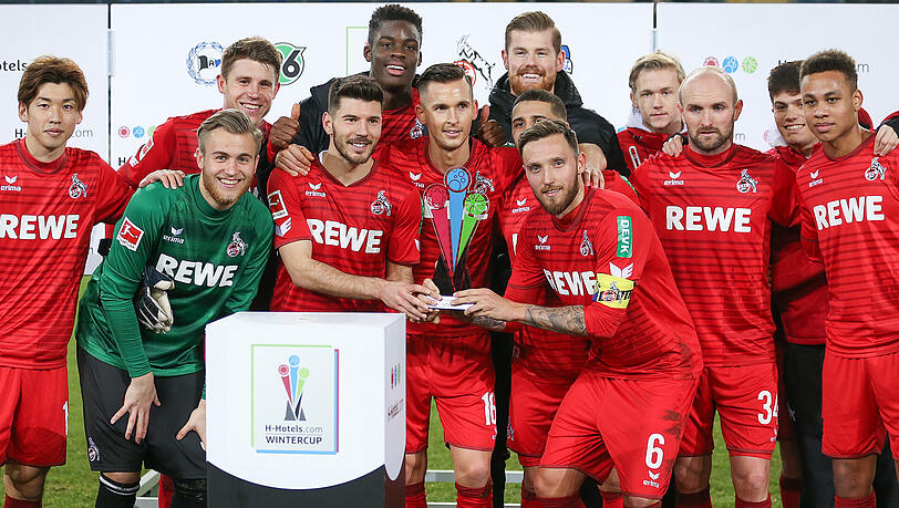 Auch mal in Siegerpose: Der Kölner Marco Höger (Mitte, rechts) nimmt beim Blitzturnier in Bielefeld den Siegerpokal entgegen und feiert mit seinen Teamkollegen. Auch mal in Siegerpose: Der Kölner Marco Höger (Mitte, rechts) nimmt beim Blitzturnier in Bielefeld den Siegerpokal entgegen und feiert mit seinen Teamkollegen.