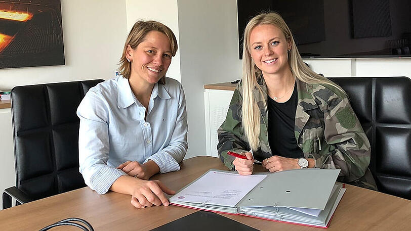 Amanda Ilestedt (rechts) und FCB-Teammanagerin Bianca Rech bei der Vertragsunterzeichnung.