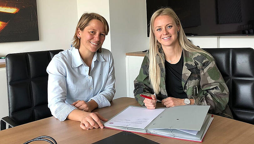 Amanda Ilestedt (rechts) und FCB-Teammanagerin Bianca Rech bei der Vertragsunterzeichnung. Amanda Ilestedt (rechts) und FCB-Teammanagerin Bianca Rech bei der Vertragsunterzeichnung.